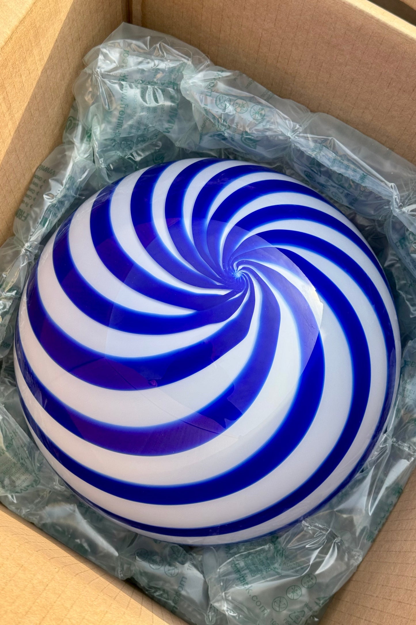 Murano Candy pendel koboltblå/hvid swirl D:30 cm