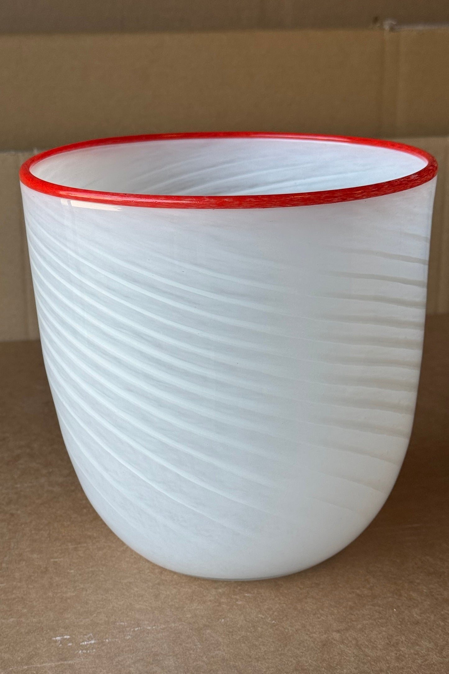 Vintage Murano hvid swirl vase med rød kant H:18 cm