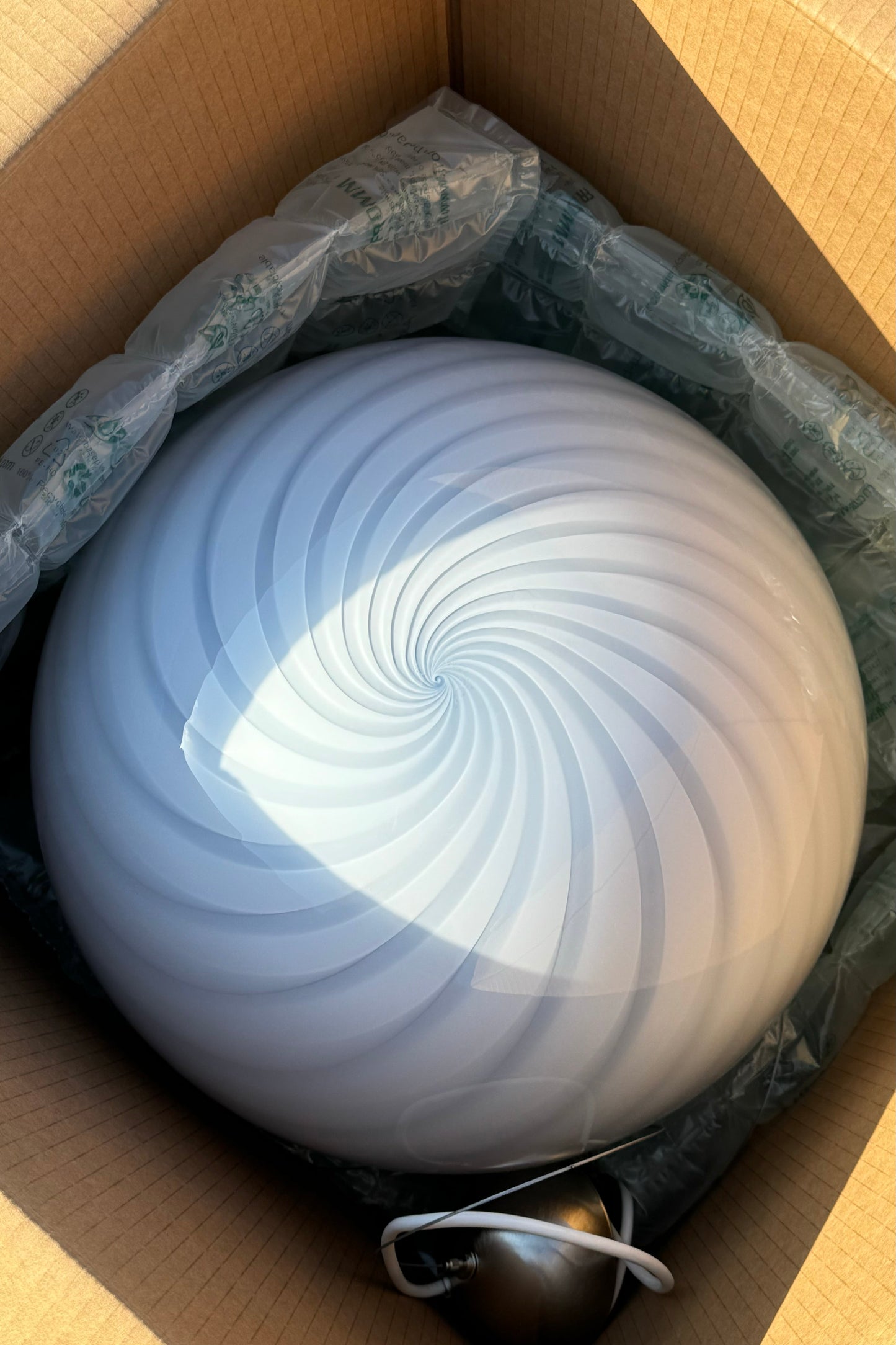 Stor Murano Candy oval pendel lyseblå swirl D:40 cm